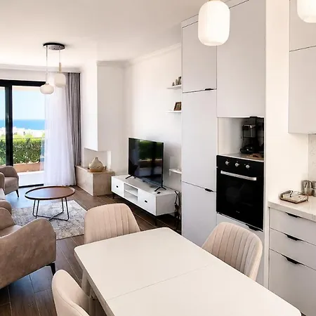 Sea View Penthouse With Jacuzzi & Roof Terrace At Northern Cyprus Apartament