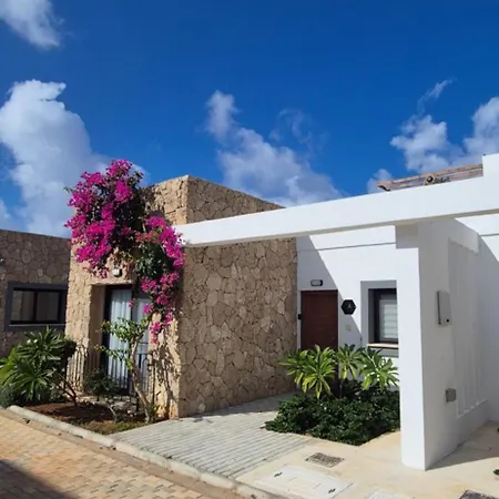 Sea View Penthouse With Jacuzzi & Roof Terrace At Northern Cyprus Apartament
